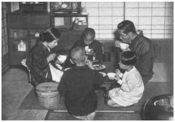 Городская рабочая семья за общим столом, 1932 год.
