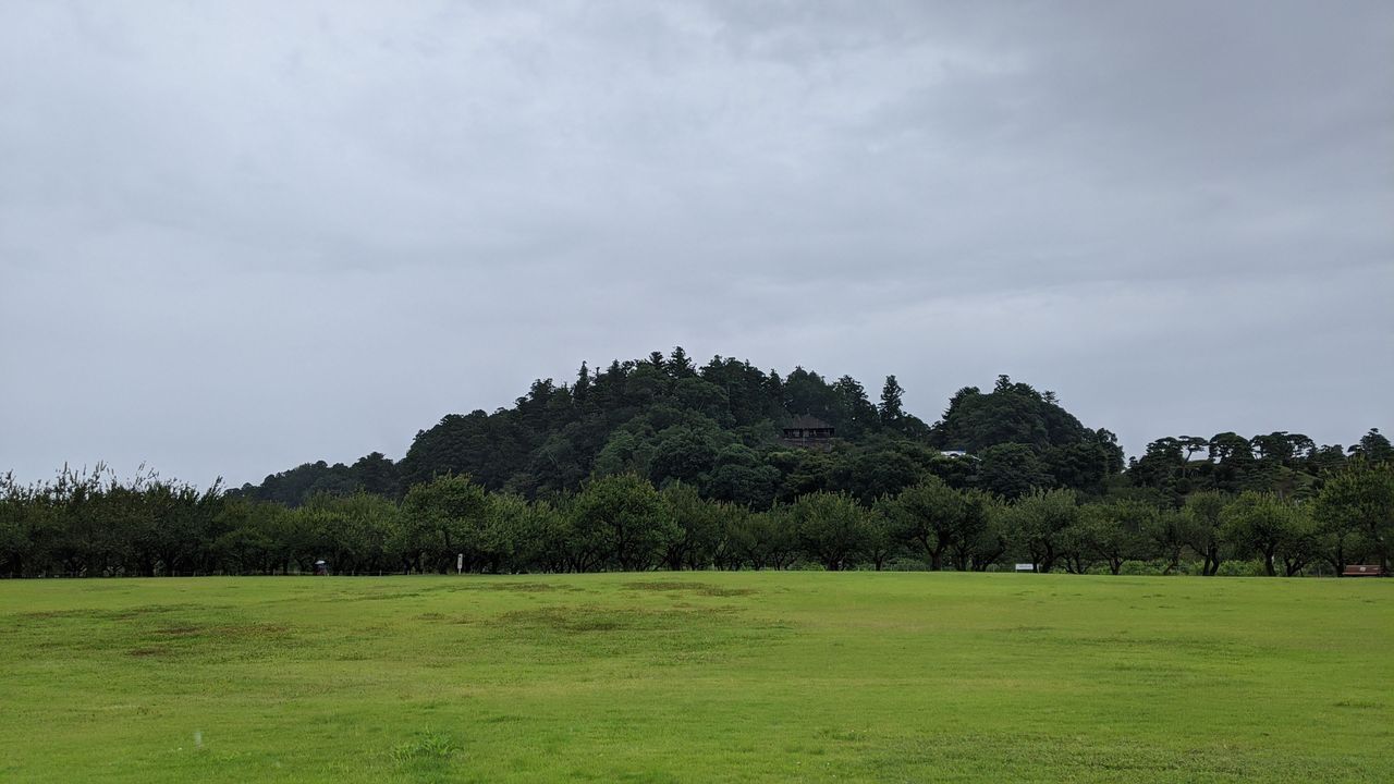 Территория парка Кайраку-эн Коэн и вид на Кобунтей