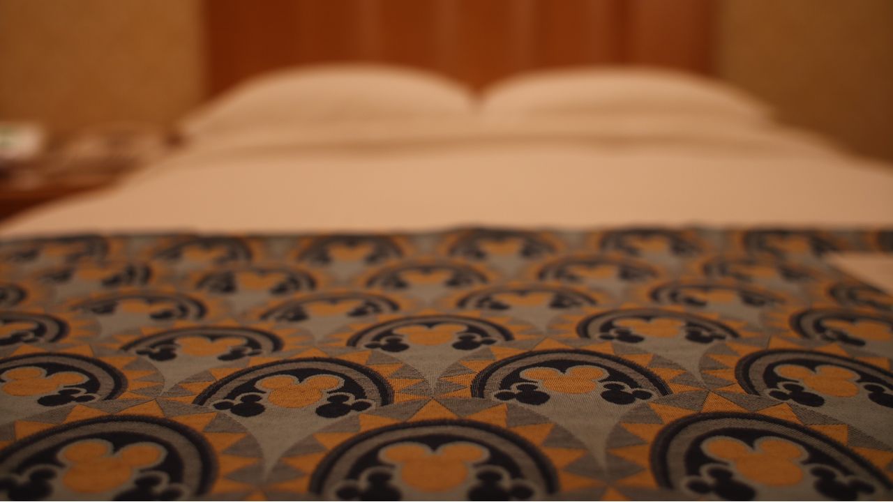 Кровать в Disney Ambassador Hotel