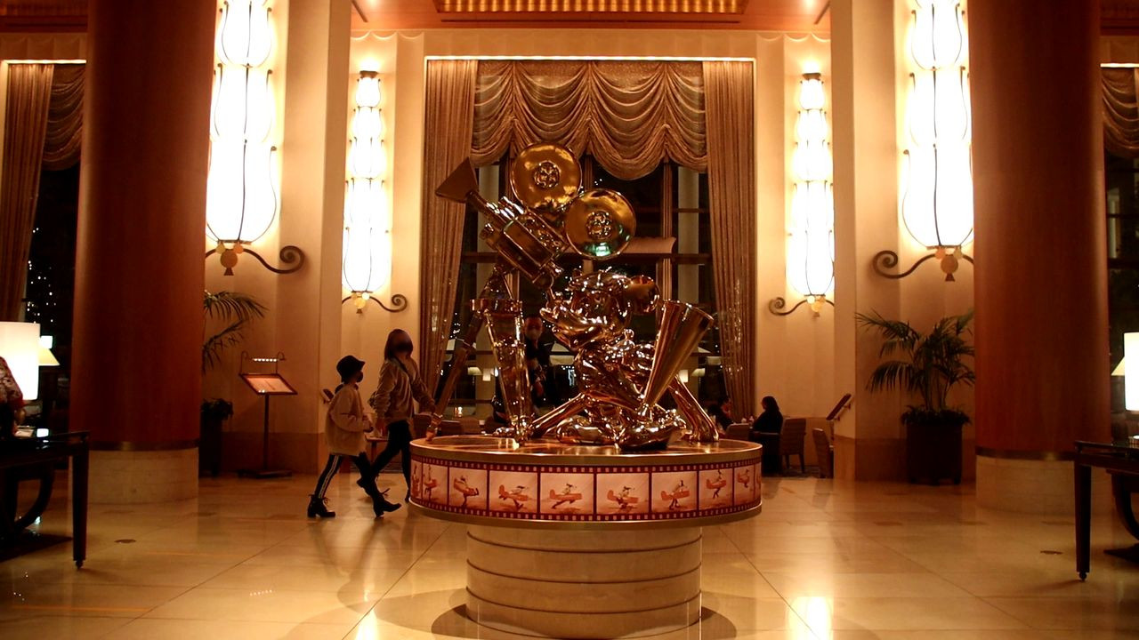 Статуя Мики в холле Disney Ambassador Hotel