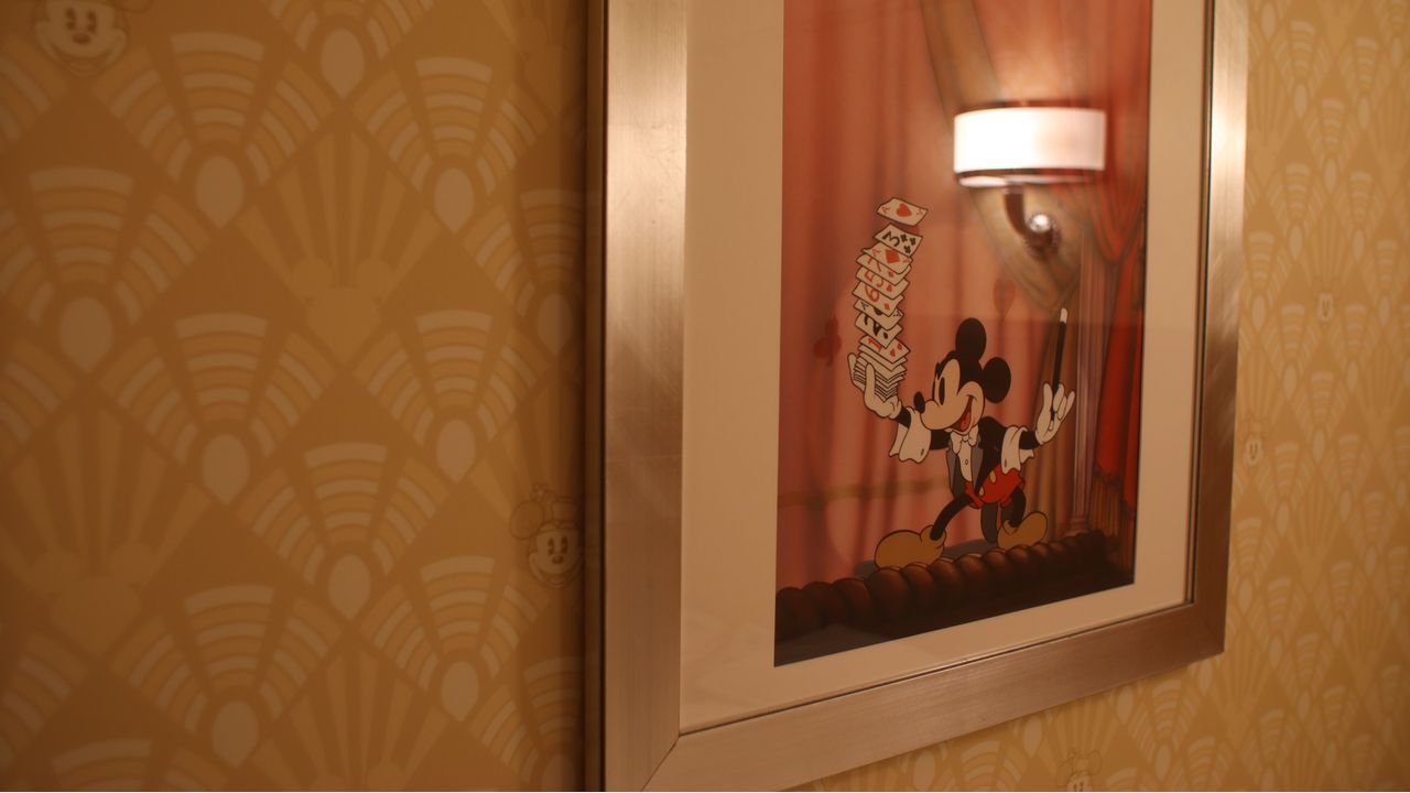 Картины в Disney Ambassador Hotel