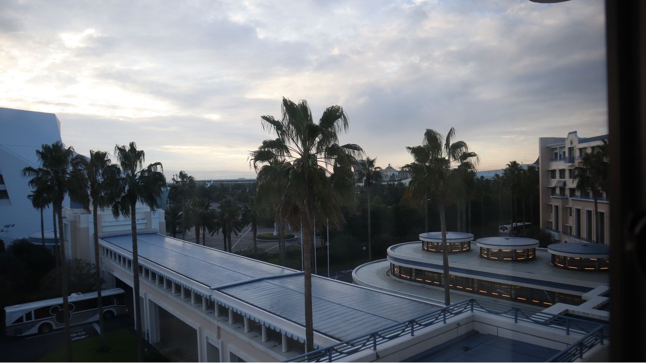 Вид из окна Disney Ambassador Hotel