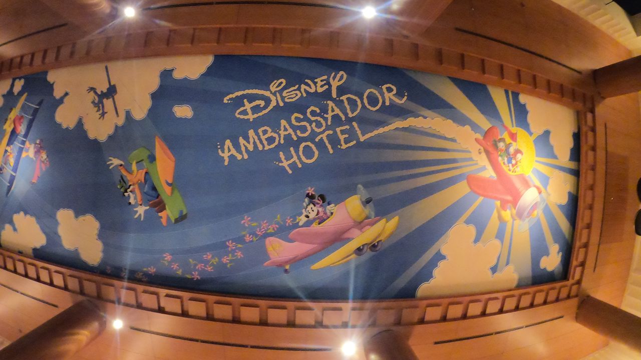 Потолок в холле Disney Ambassador Hotel